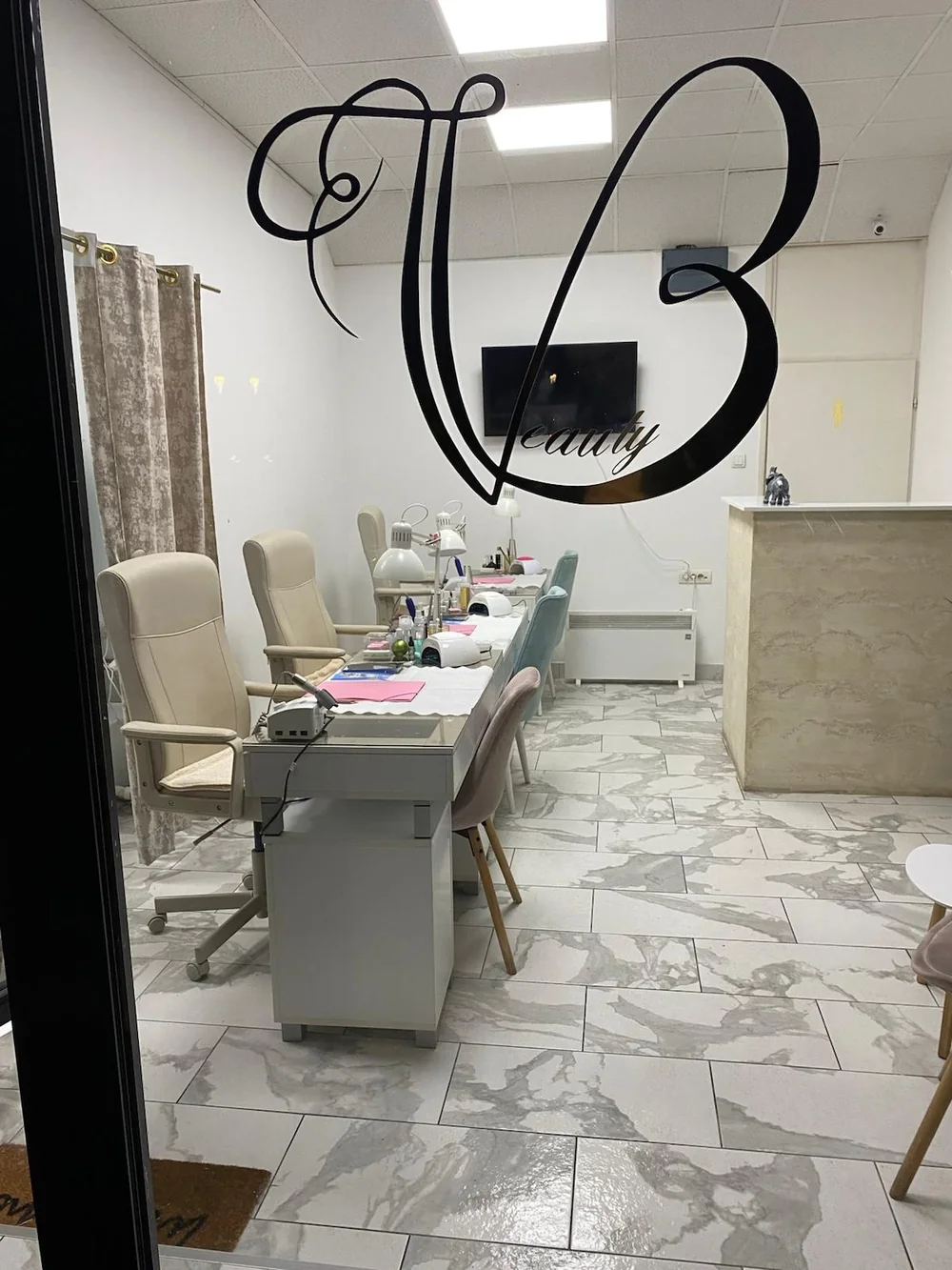 V Beauty salon, recepcija i radne stanice