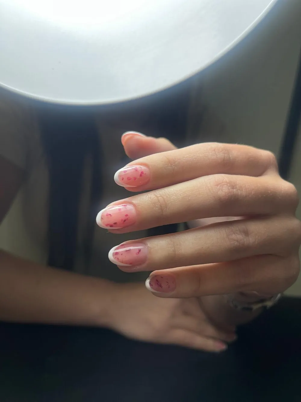 Nail art: nežno roze nokti sa sitnim cvetnim detaljima